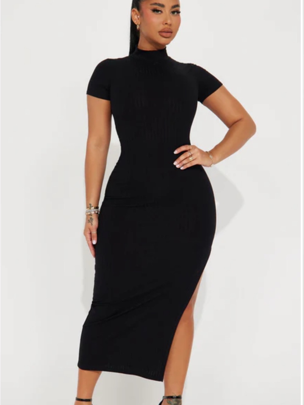 Figure-Hugging Black Midi Dress with Short Sleeves and Side Slit
